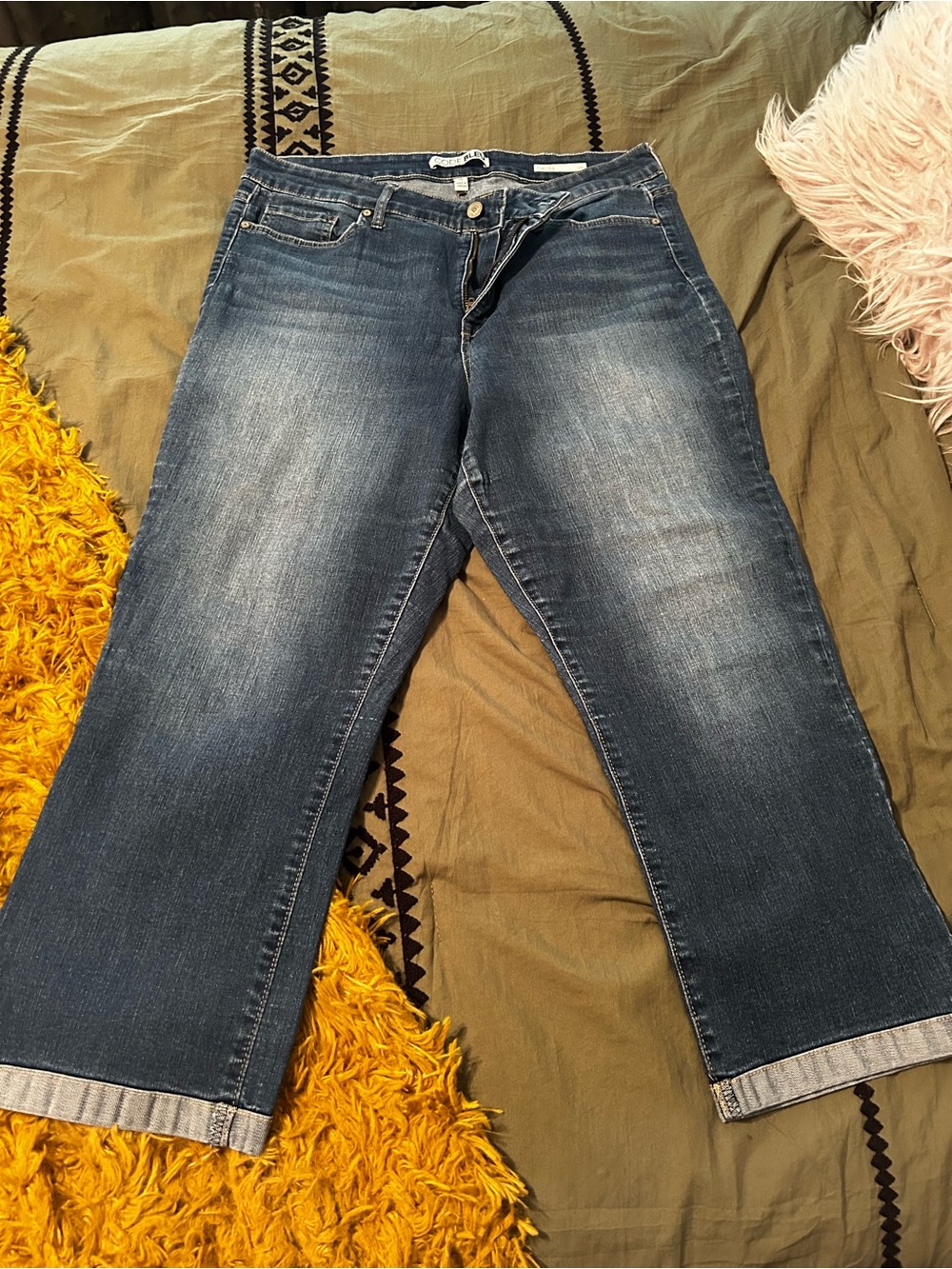 Women’s Mid Wash Blue Capris